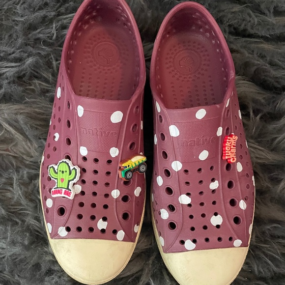 Native Maroon polkadot shoes - Picture 1 of 4